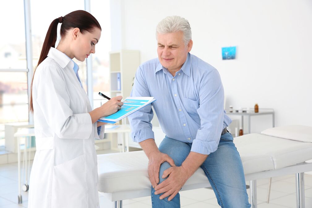 A doctor prescribes treatment for arthrosis of the knee joint to a patient