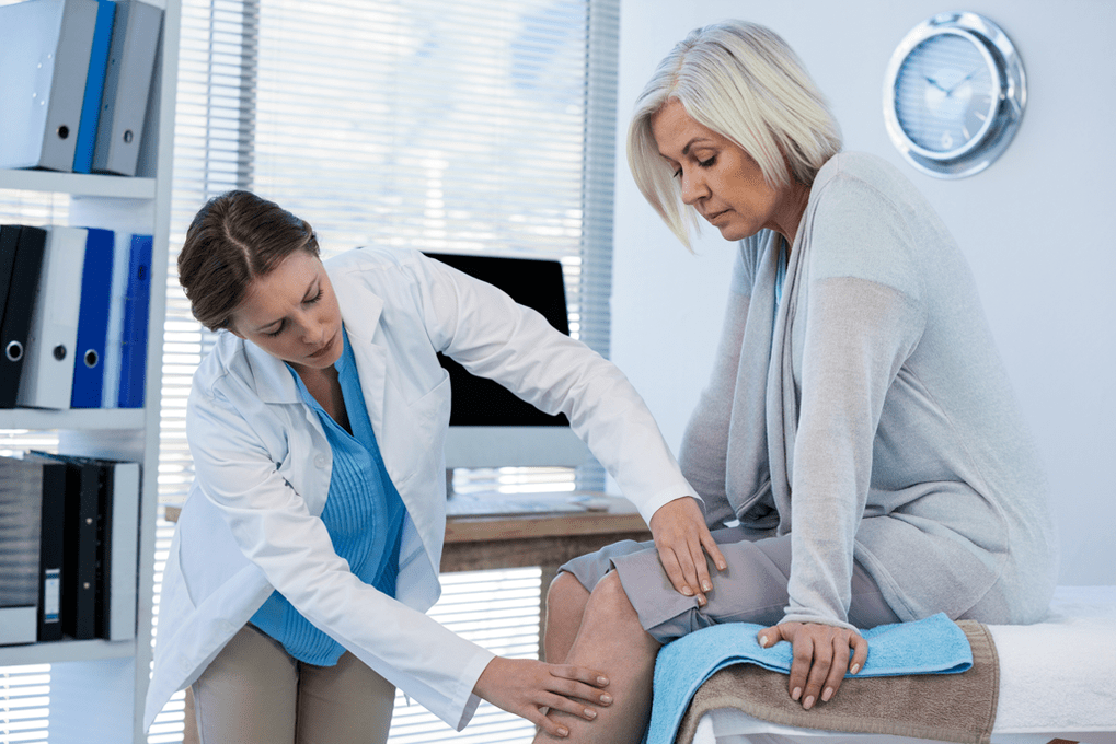 An arthrosis patient in need of therapy is examined by a doctor